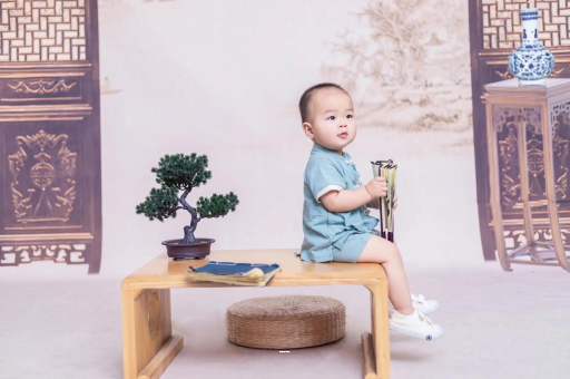 博尔塔拉蒙古孕妇尖肚子和圆肚子